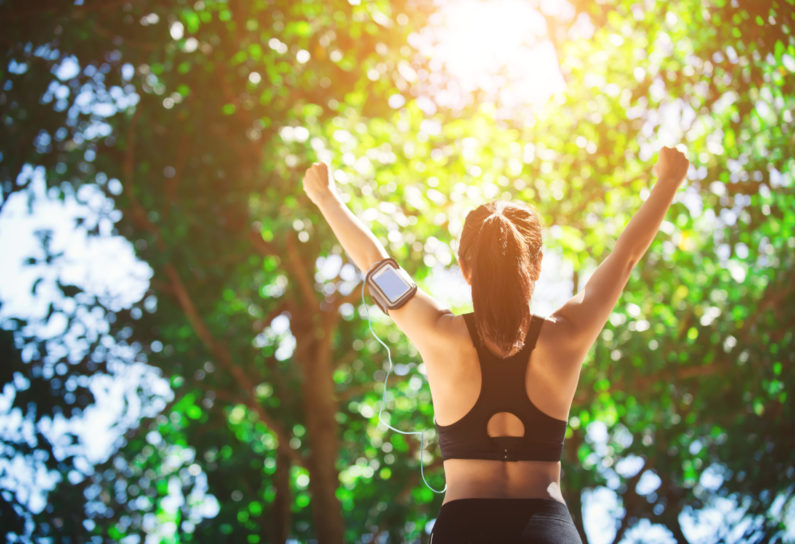 jeune femme faisant du sport et écoutant de la musique