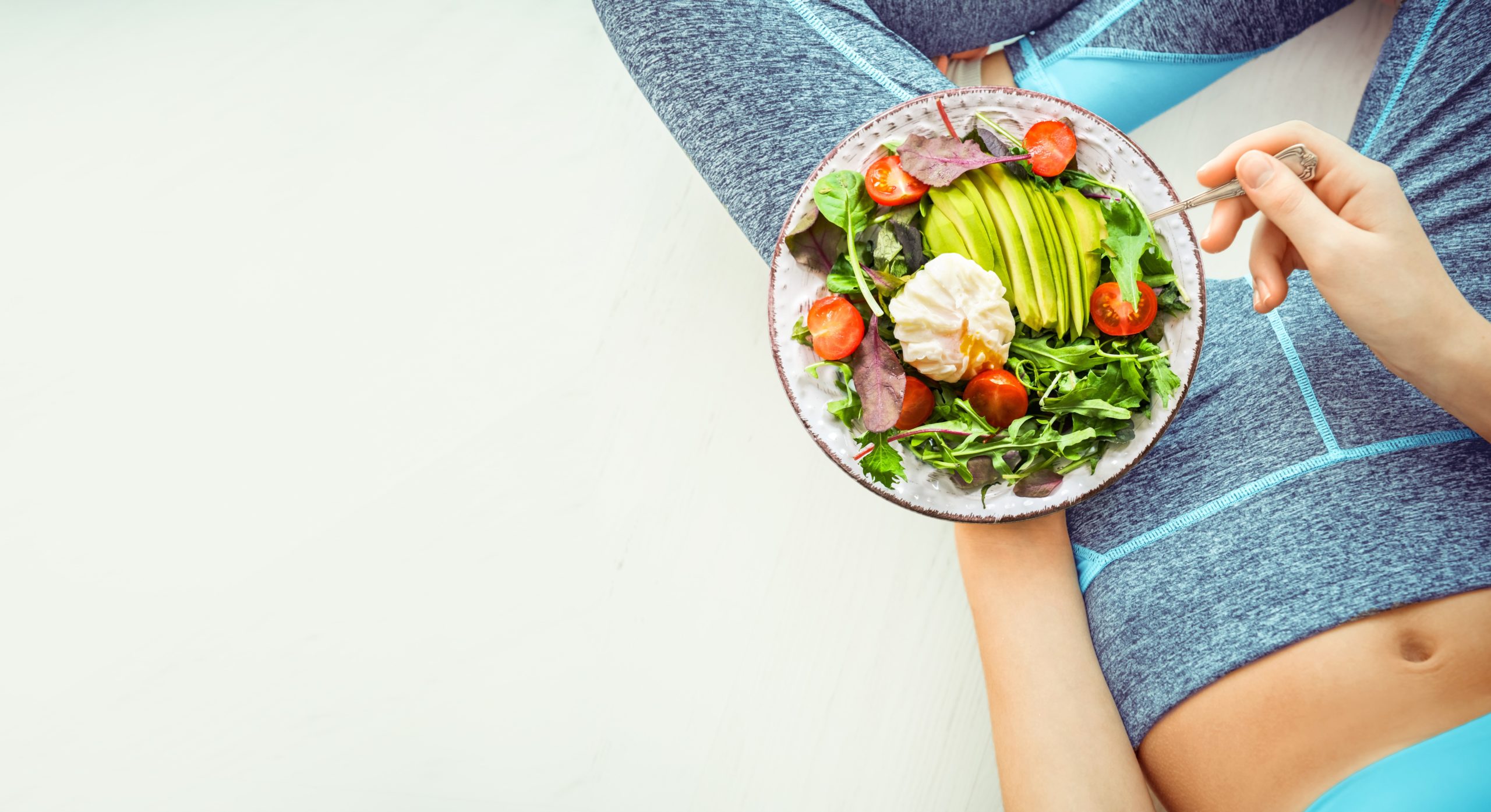 alimentation équilibrée d'une jeune femme